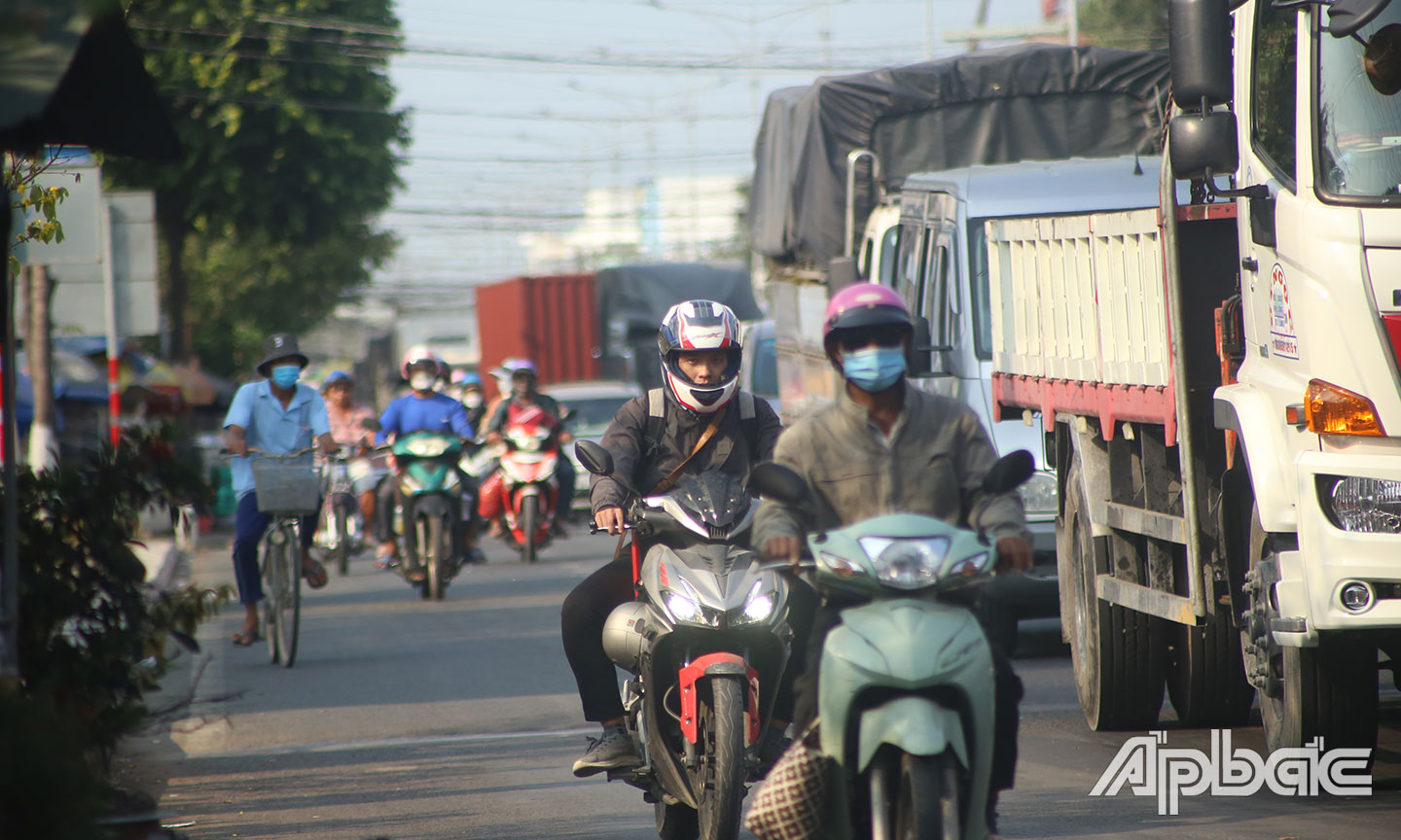Dòng xe đông đúc trên quốc lộ 60.