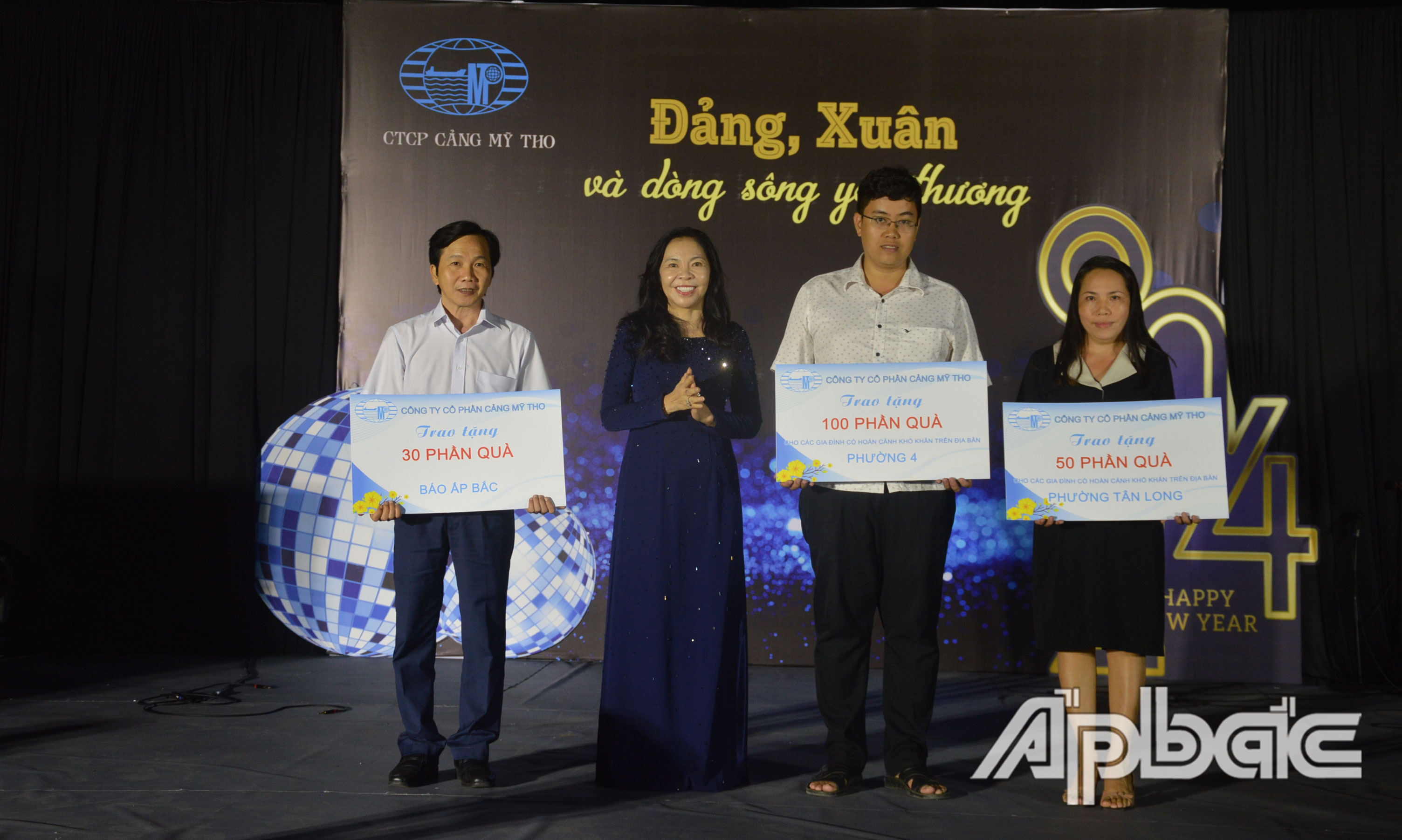 Trao bảng biểu trưng cho các đơn vị để tặng cho các hộ dân có hoàn cảnh khó khăn.
