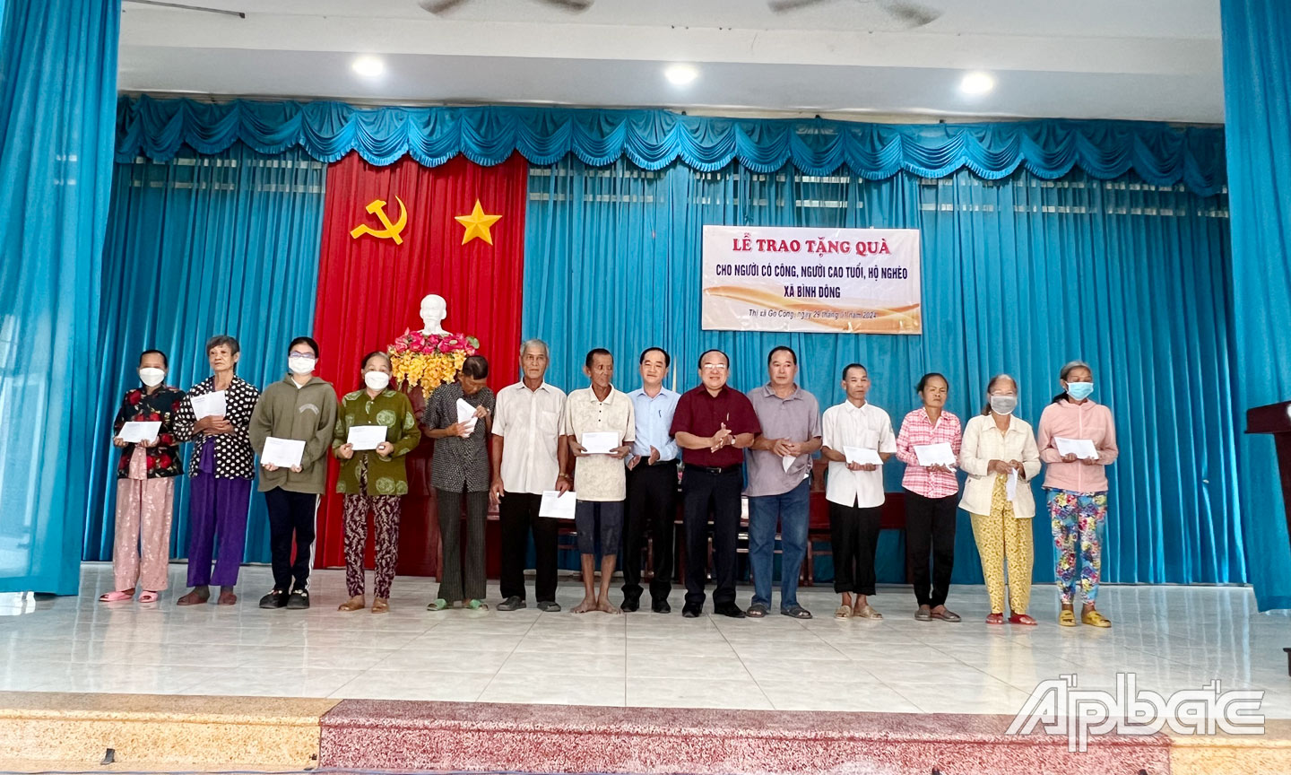 Ủy viên Ban Thường vụ Tỉnh ủy, Chủ tịch Ủy ban MTTQ tỉnh Nguyễn Chí Trung trao quà cho hộ nghèo của xã Bình Đông, TX. Gò Công.
