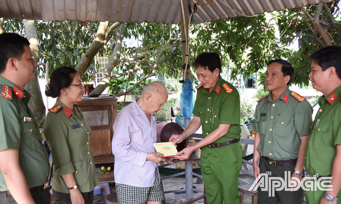 3. ?oan tham, c húc Tết đồng chí Ngô Kiếm Lập. Ảnh Trong Tin