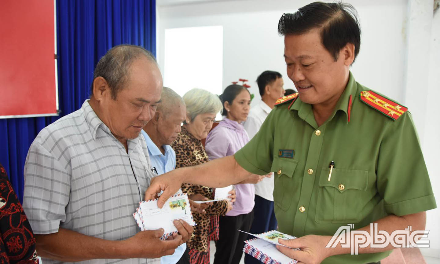 2. ?ai ta Phan V ăn Trảng, Phó Giám ?oc Cong an ti nh trao qua cho g ia đình có nạn nhân bị ảnh hưởng chat ?oc da cam.  Ảnh Trọng Tín.jpg
