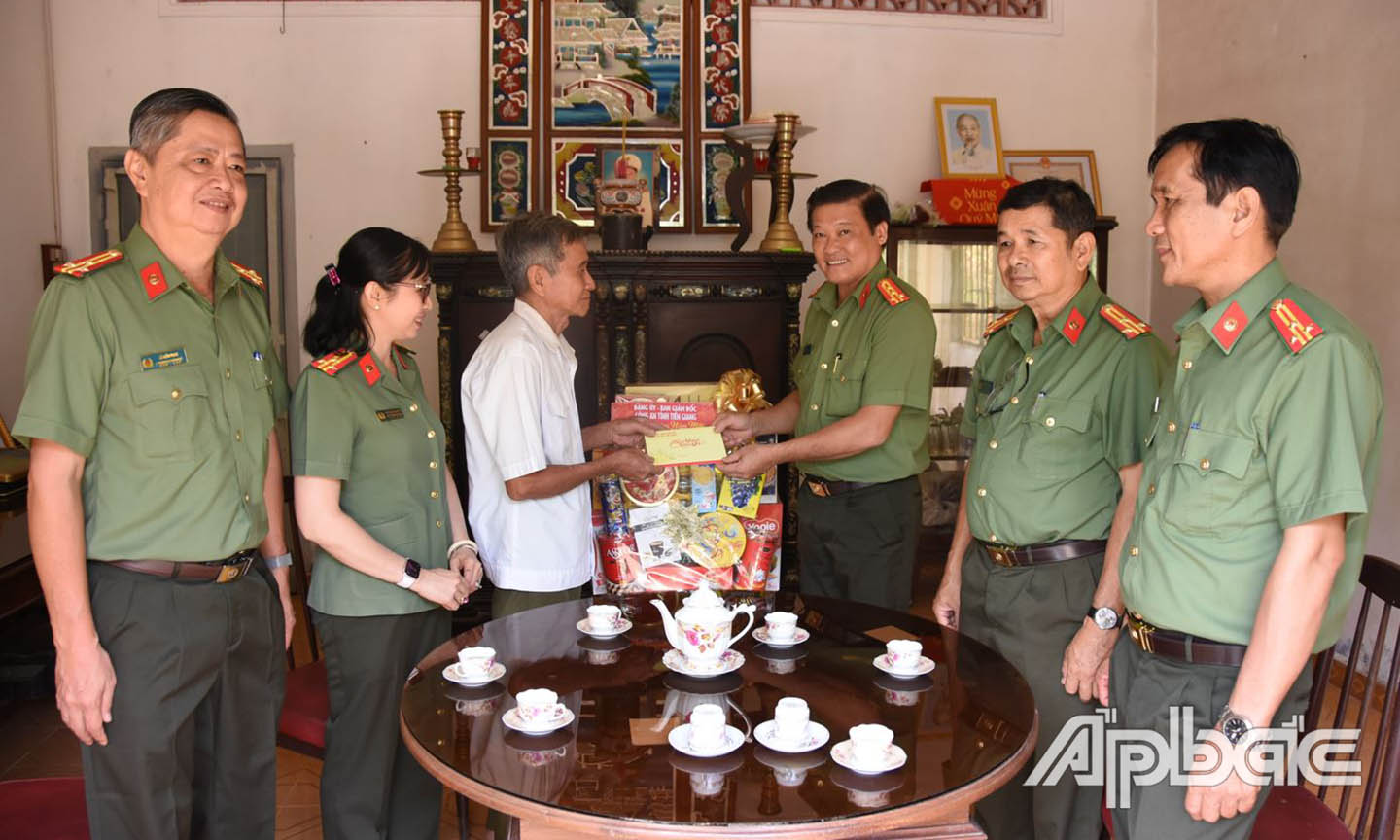 Thăm và chúc Tết đồng chí Đoàn Quốc Tiến.