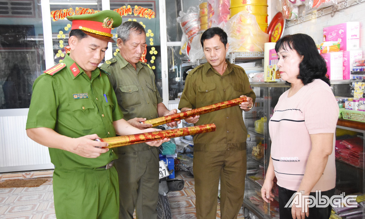 Công an xã Đăng Hưng Phước, huyện Chợ Gạo tuyên truyền, kiểm tra công tác phòng, chống tội phạm, vi phạm pháp luật về pháo trên địa bàn.   Ảnh: Trọng Tín