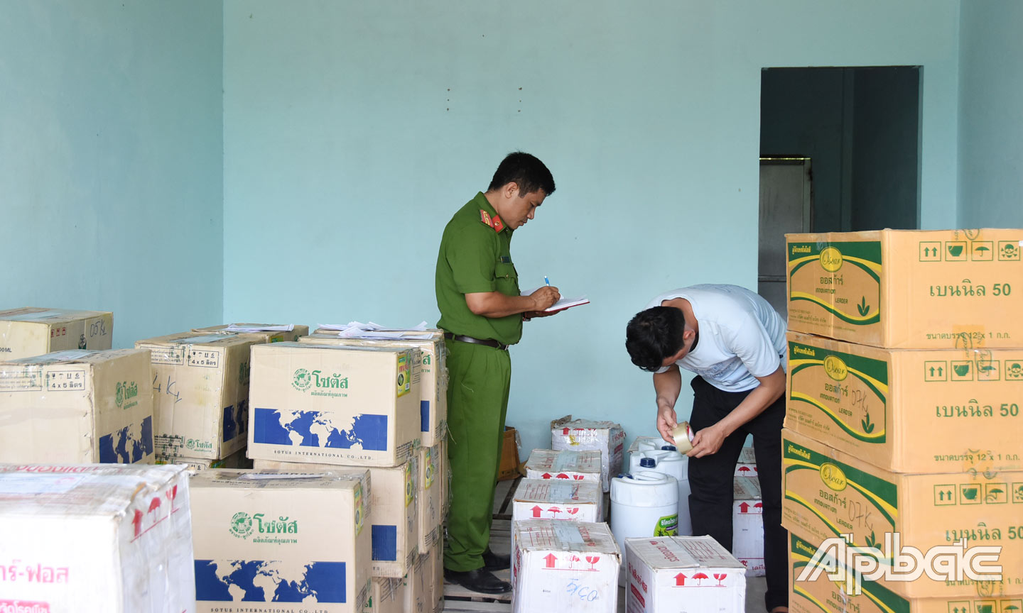 Kiểm tra hàng hóa nhãn mác không đúng quy định. Ảnh: Lê Hoài.