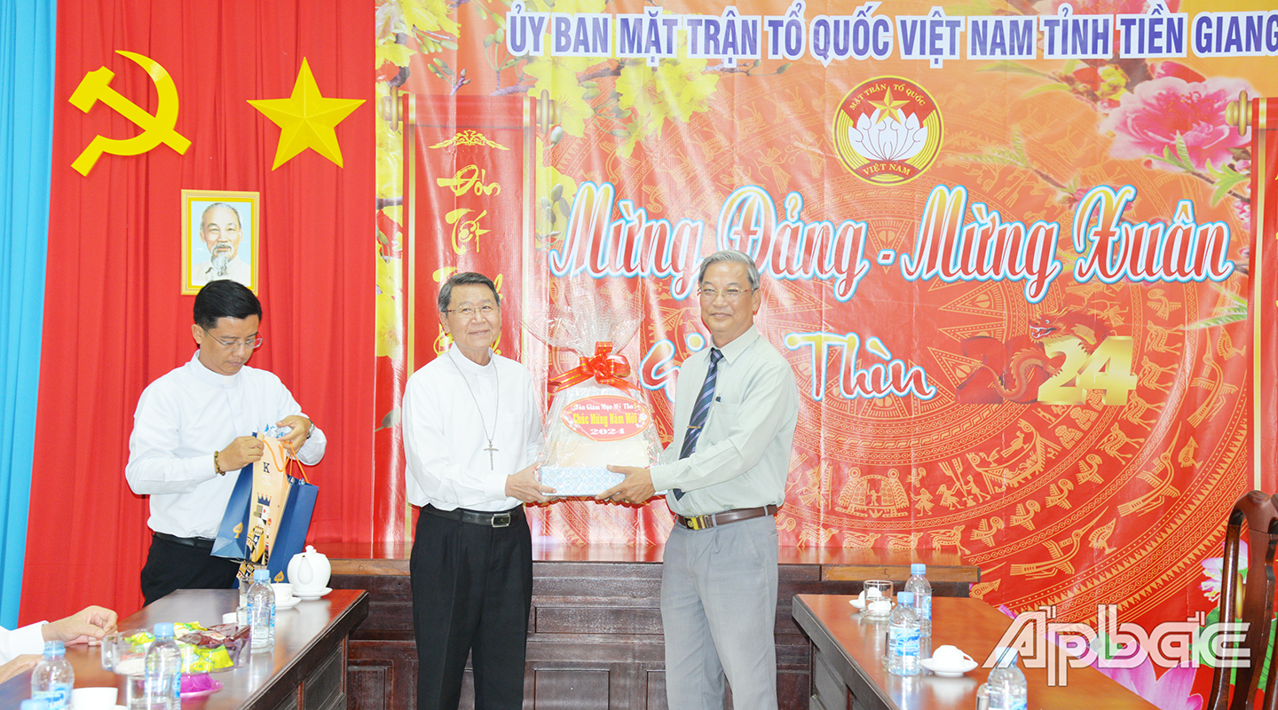 Giám mục Nguyễn Văn Khảm chúc tết tại Ủy ban MTTQ tỉnh