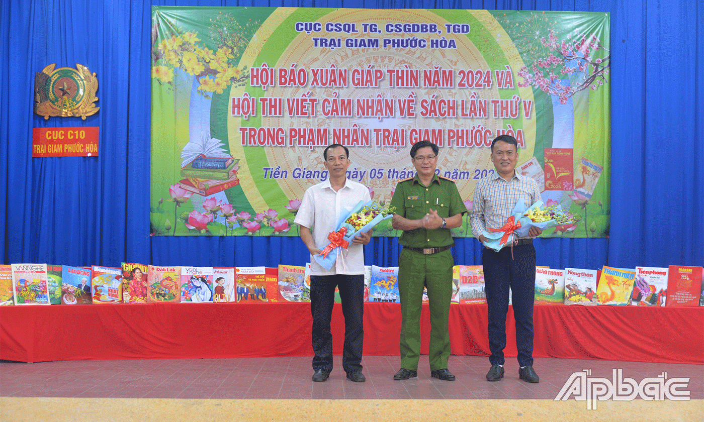 Lãnh đạo trại giam tặng hoa cảm ơn Ban giám khảo hội thi.