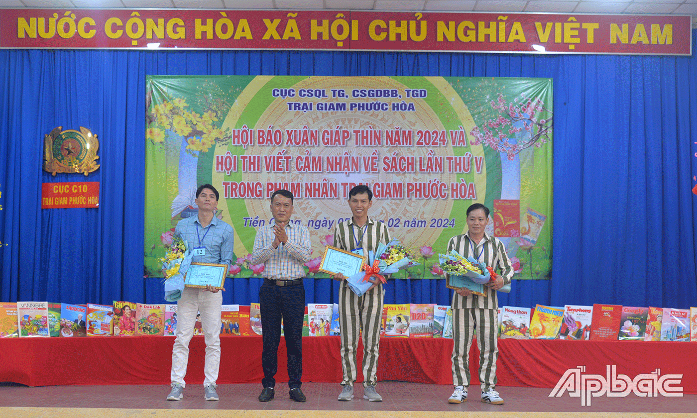 Trao giải Nhất, nhì, ba cho các thí sinh.
