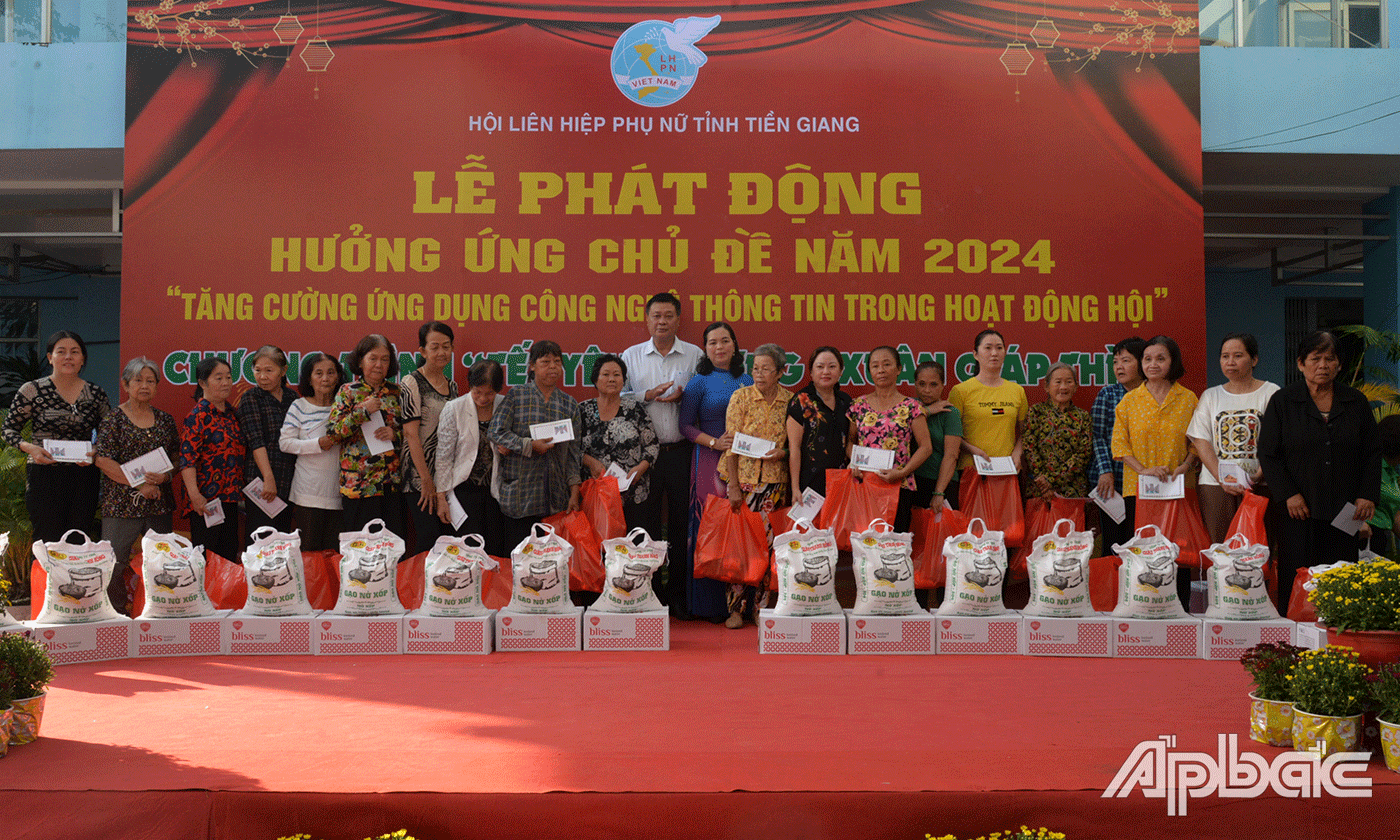 Trao quà tết cho phụ nữ khó khăn.