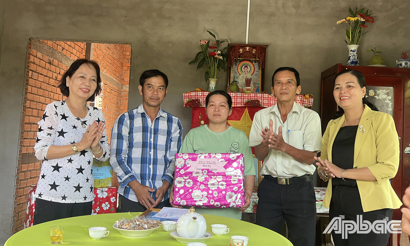 Trao mái ấm tình thương cho chị Võ Thị Phượng Em.