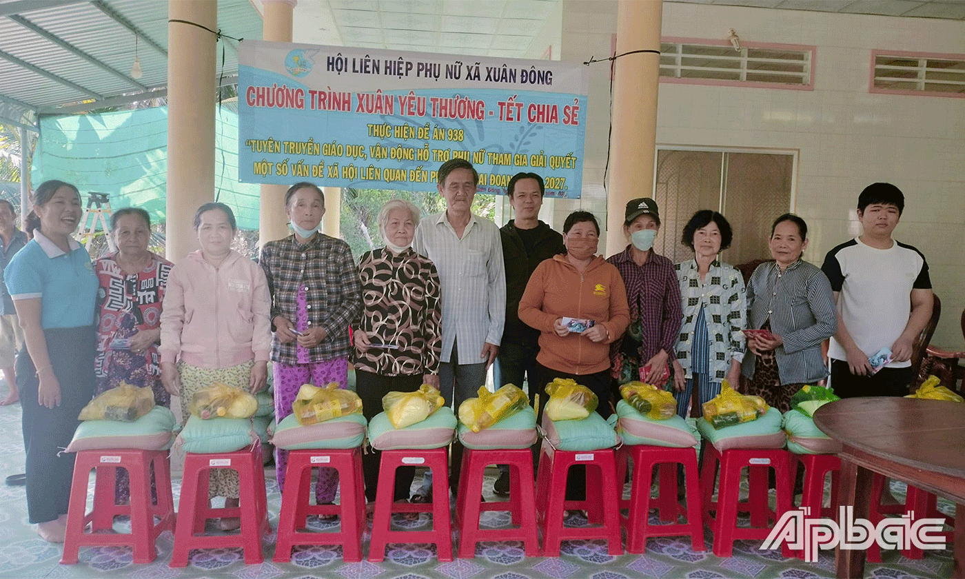 Các cấp hội phụ nữ trao quà cho phụ nữ khó khăn.