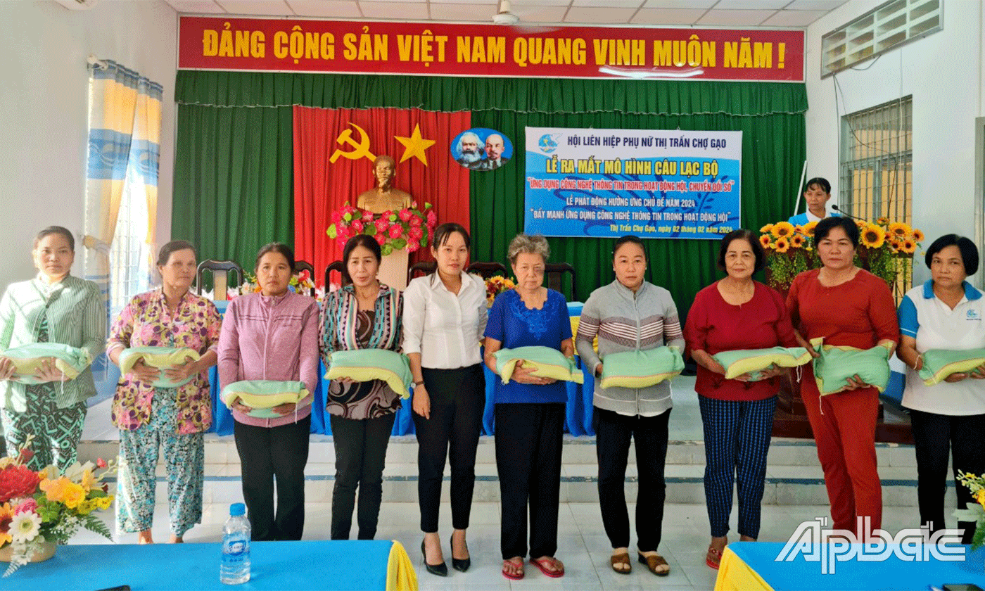 Các cấp hội phụ nữ trao quà cho phụ nữ khó khăn.
