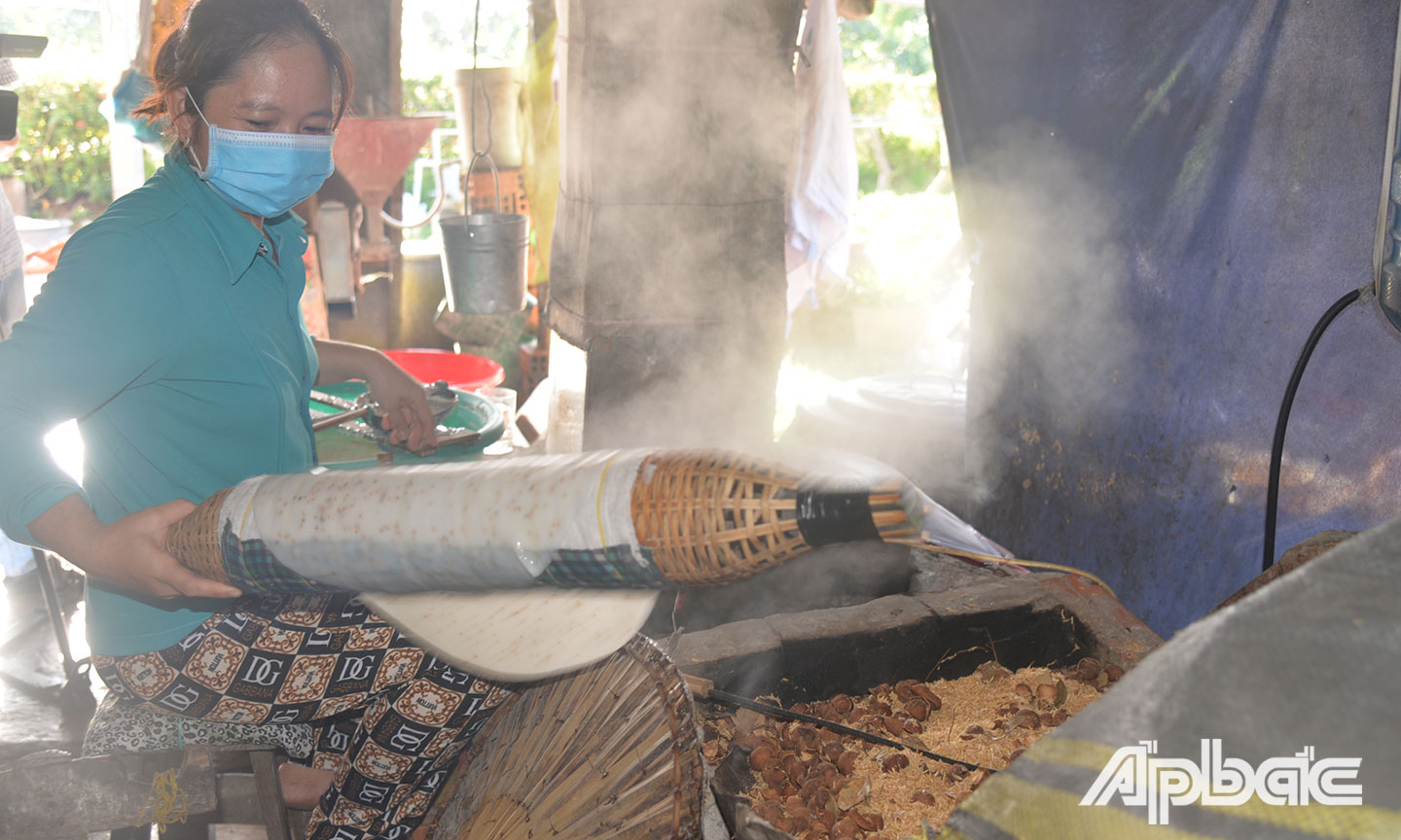 Làng nghề  bánh tráng  Hậu Thành  hối hả  vào xuân.