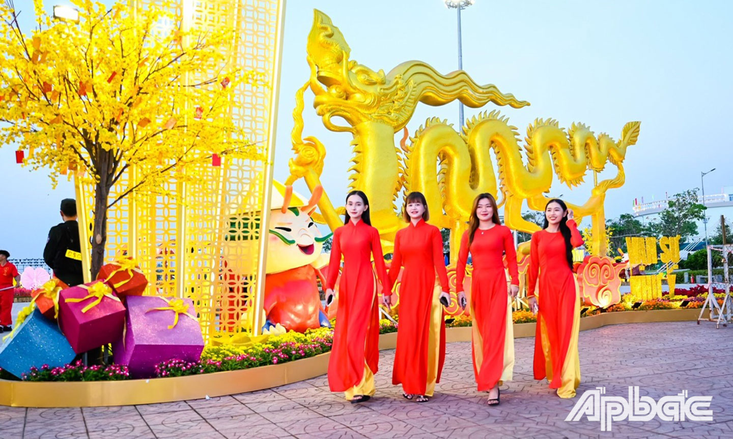 Khách du xuân tại Đường hoa Xuân Giáp Thìn 2024 (xã Đạo Thạnh, TP. Mỹ Tho).                                                                                                                                                                                                                     Ảnh: DUY NHỰT
