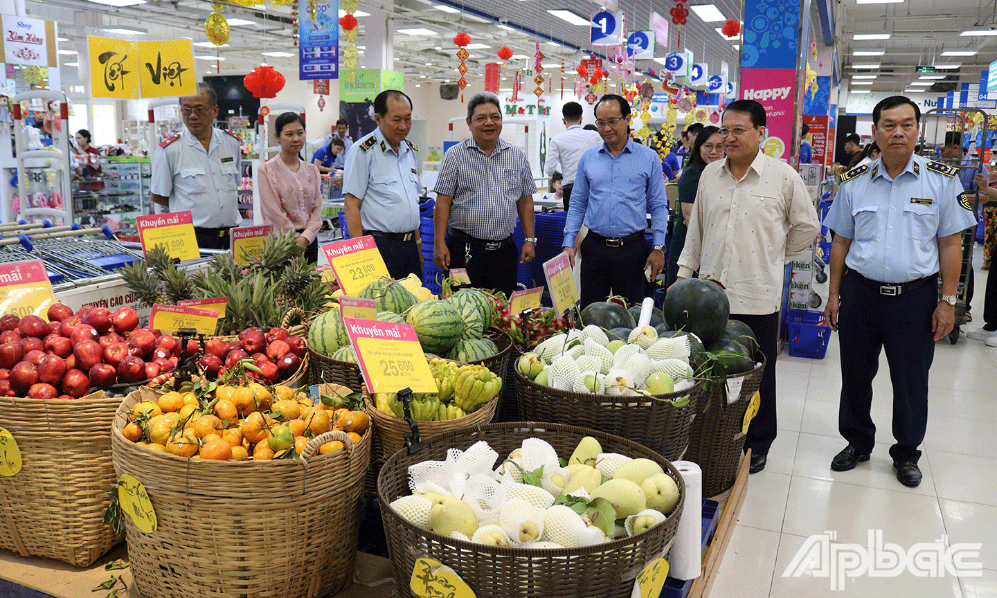 Đoàn kiểm tra hàng hoá Tết tại siêu thị Co.opmart Cai Lậy