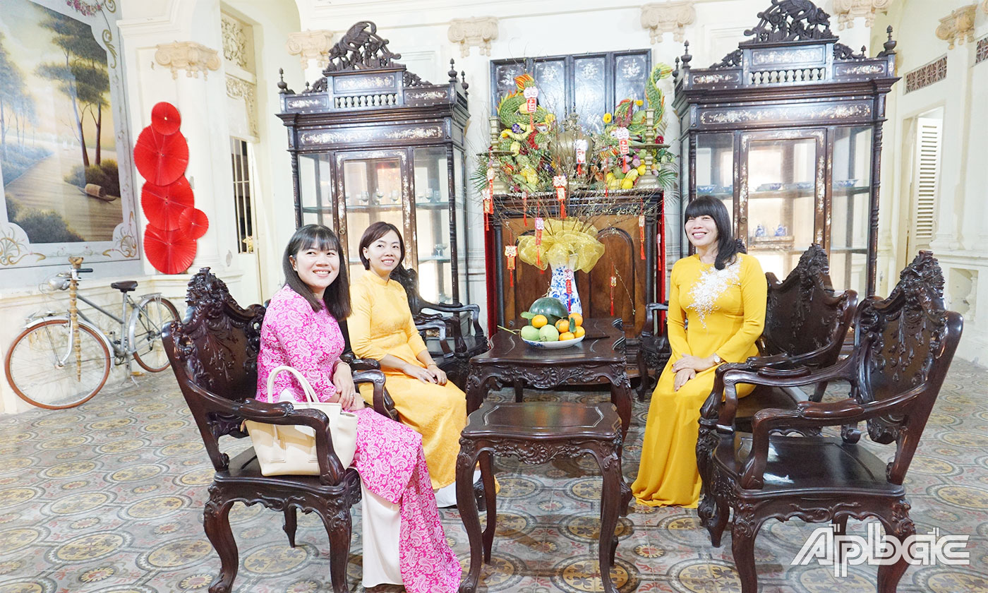 Đại biểu tham quan Di tích nhà Bạch Công Tử. 