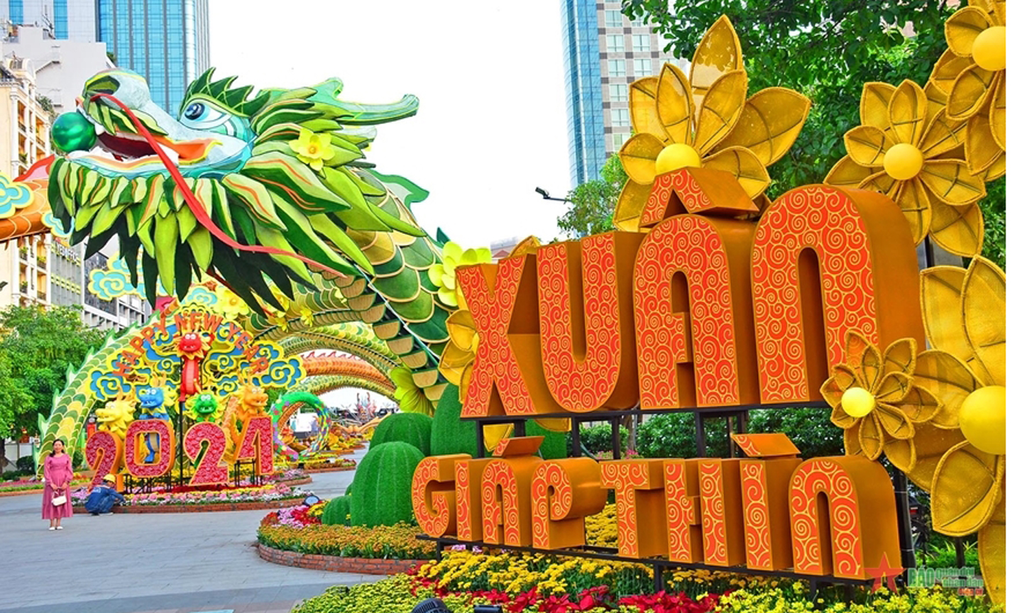 Đường hoa Nguyễn Huệ rực rỡ dưới nắng xuân phương Nam.Ảnh: Hùng Khoa 