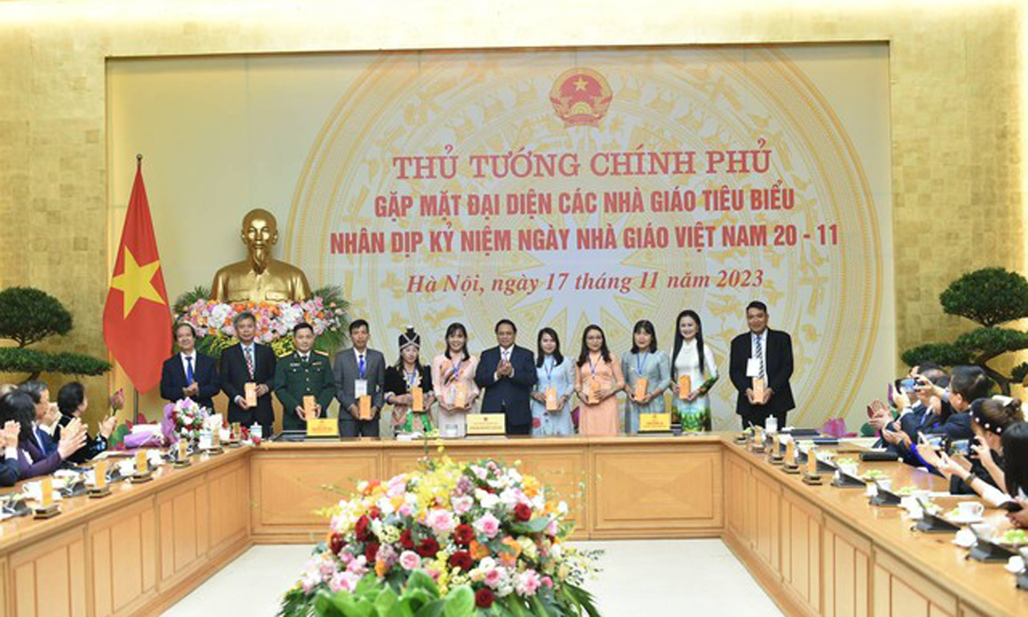 Bộ GD&ĐT đang tập trung xây dựng để sớm trình Quốc hội dự thảo Luật Nhà giáo. Trong ảnh: Thủ tướng Phạm Minh Chính gặp mặt và tặng quà các nhà giáo tiêu biểu chiều 17/11/2023 nhân kỷ niệm Ngày Nhà giáo Việt Nam (20/11) - Ảnh: VGP/Quang Thương