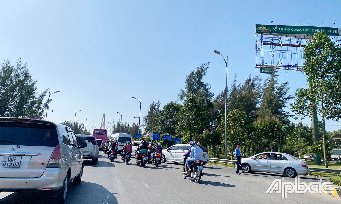 Từ 7 giờ sáng mùng 2, phương tiện đã nối đuôi qua cầu Rạch Miễu.