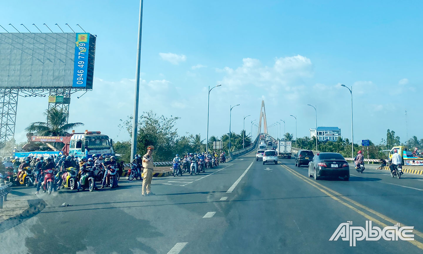 Chặn xả 1 chiều hướng Tiền Giang-Bến Tre.