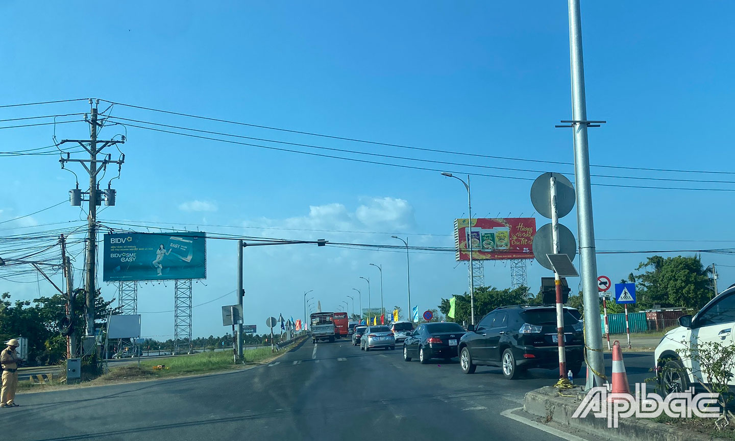 Điều tiết 1 chiều phí bờ Bến Tre.