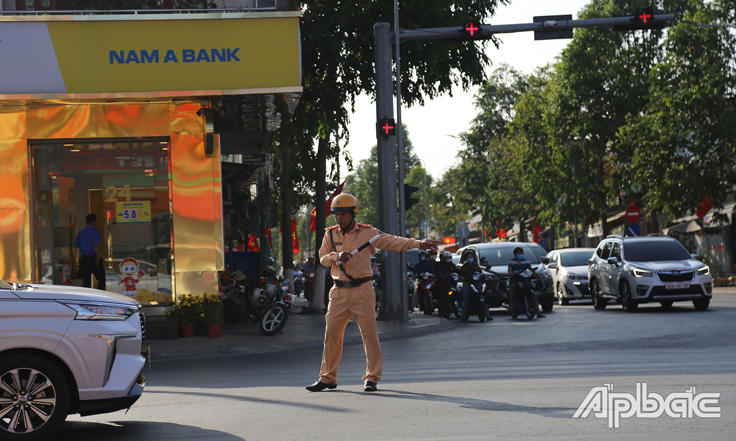 Dưới cái nắng gay gắt, lực lượng CSGT nỗ lực điều tiết 1 chiều tại ngã 4 Lê Văn Phẩm và Q+.60.