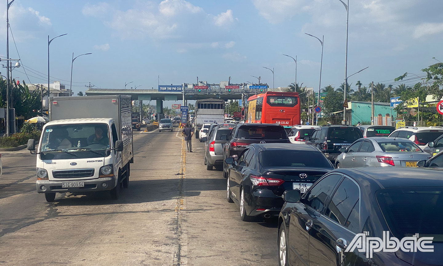Tài xế mất gần 1 giờ đồng hồ cho đoạn đường từ trạm thu phí đến khi qua cầu Rạch Miễu.