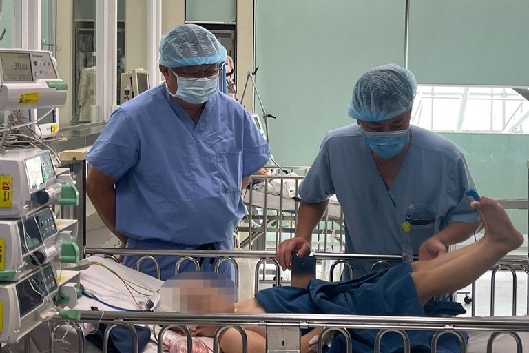 Gần 1 ngày sau mổ bằng phương pháp mới, bé M. đã cắt hết cơn động kinh, không bị liệt. (Ảnh: VT)