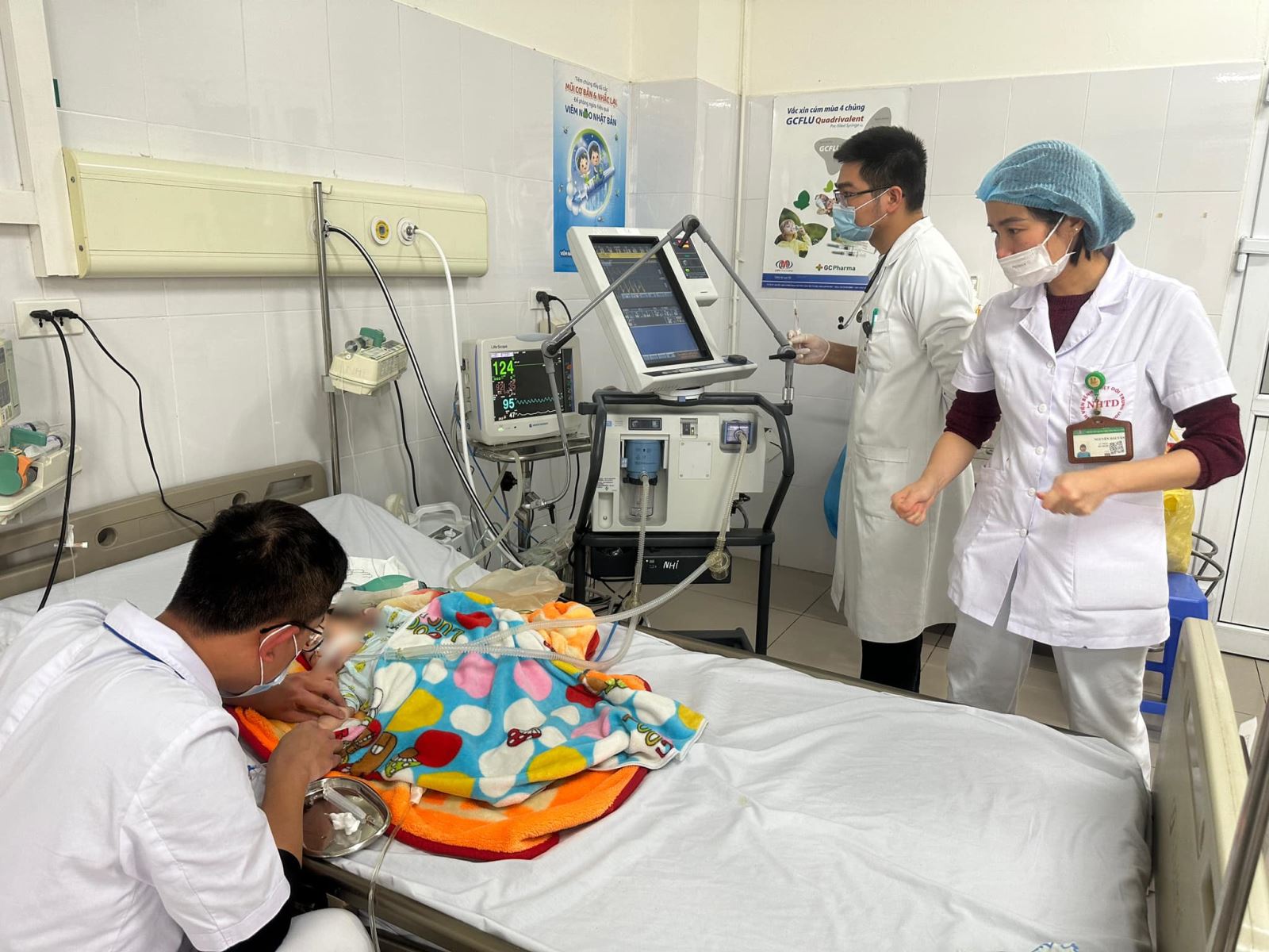 Điều trị cho bệnh nhi nhiễm virus RSV tại Bệnh viện Bệnh nhiệt đới Trung ương. Ảnh: BV