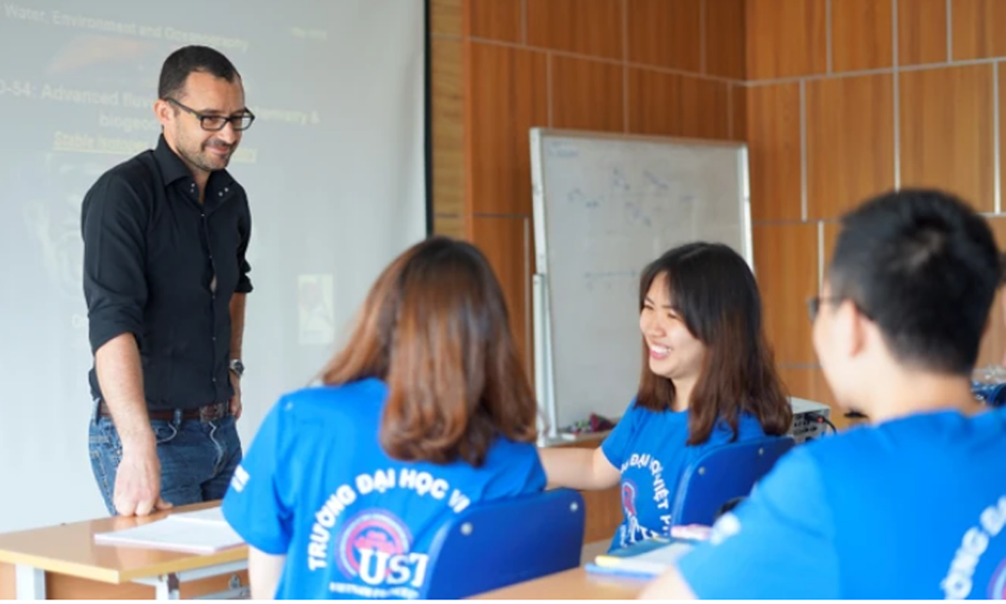 Giờ học của giảng viên, sinh viên Trường Đại học Việt Pháp. (Ảnh: PV/Vietnam+)