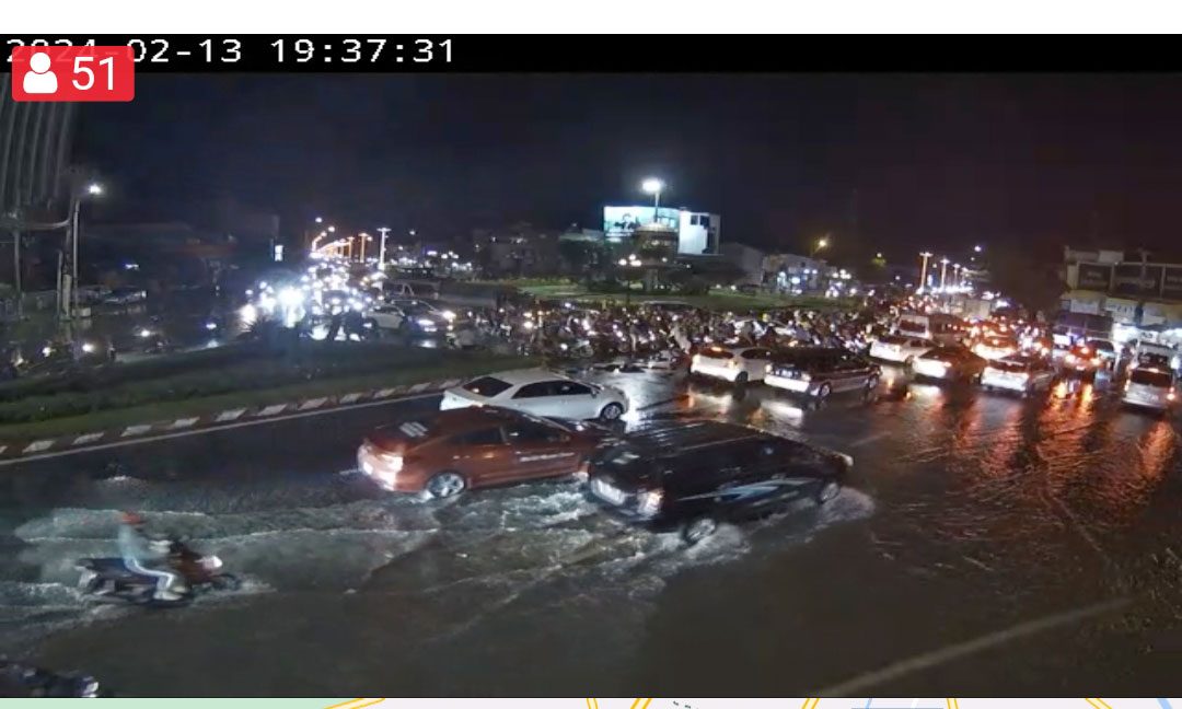 Khu vực vòng xoay Trung Lương tiếp tục bị ngập do triều cường. Ảnh chụp qua màn hình Camera.