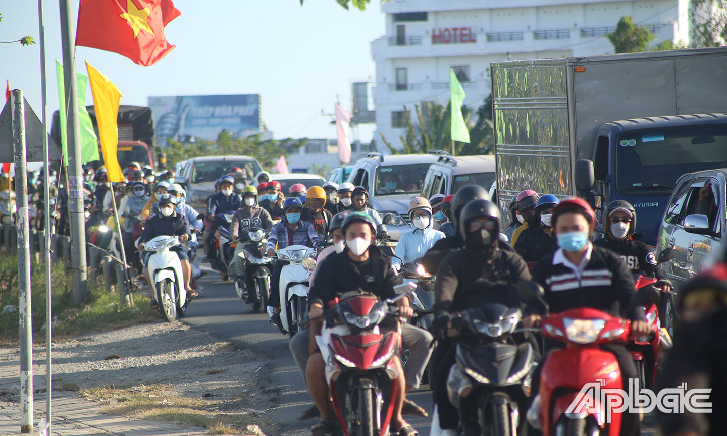 Nút thắt cổ chay cầu Rạch Ruộng luôn là điểm ùn ứ phương tiện.