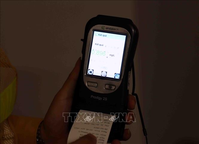 Tối mùng 4 Tết, qua kiểm tra, CSGT đã phát hiện 1 trường hợp vi phạm nồng độ ở mức rất cao là 0,896mg/L (cao gấp đôi so với mức vi phạm cao nhất). Ảnh: Phạm Kiên/TTXVN