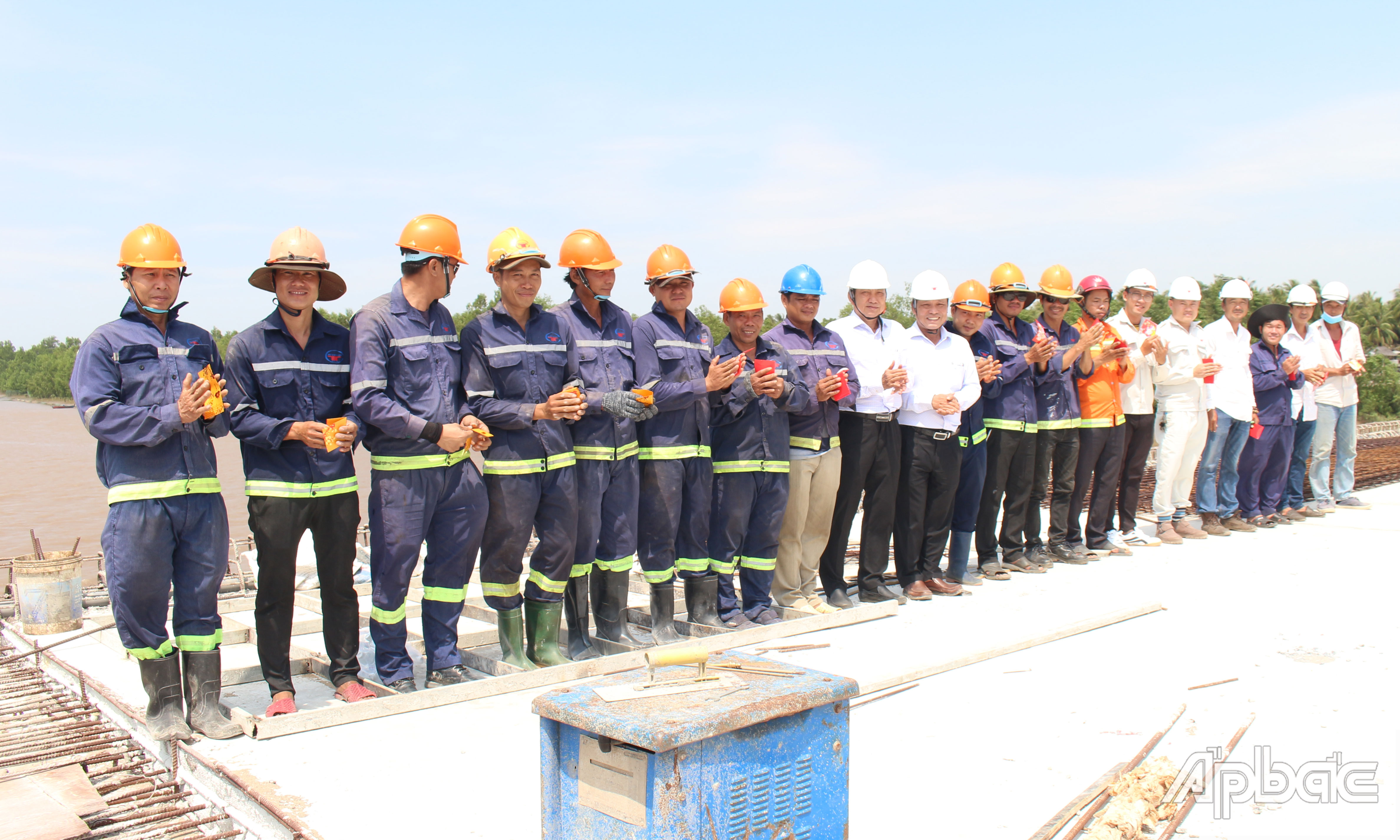 Đoàn công tác lì xì kỹ sư, công nhân thi công cầu Tân Thạnh.