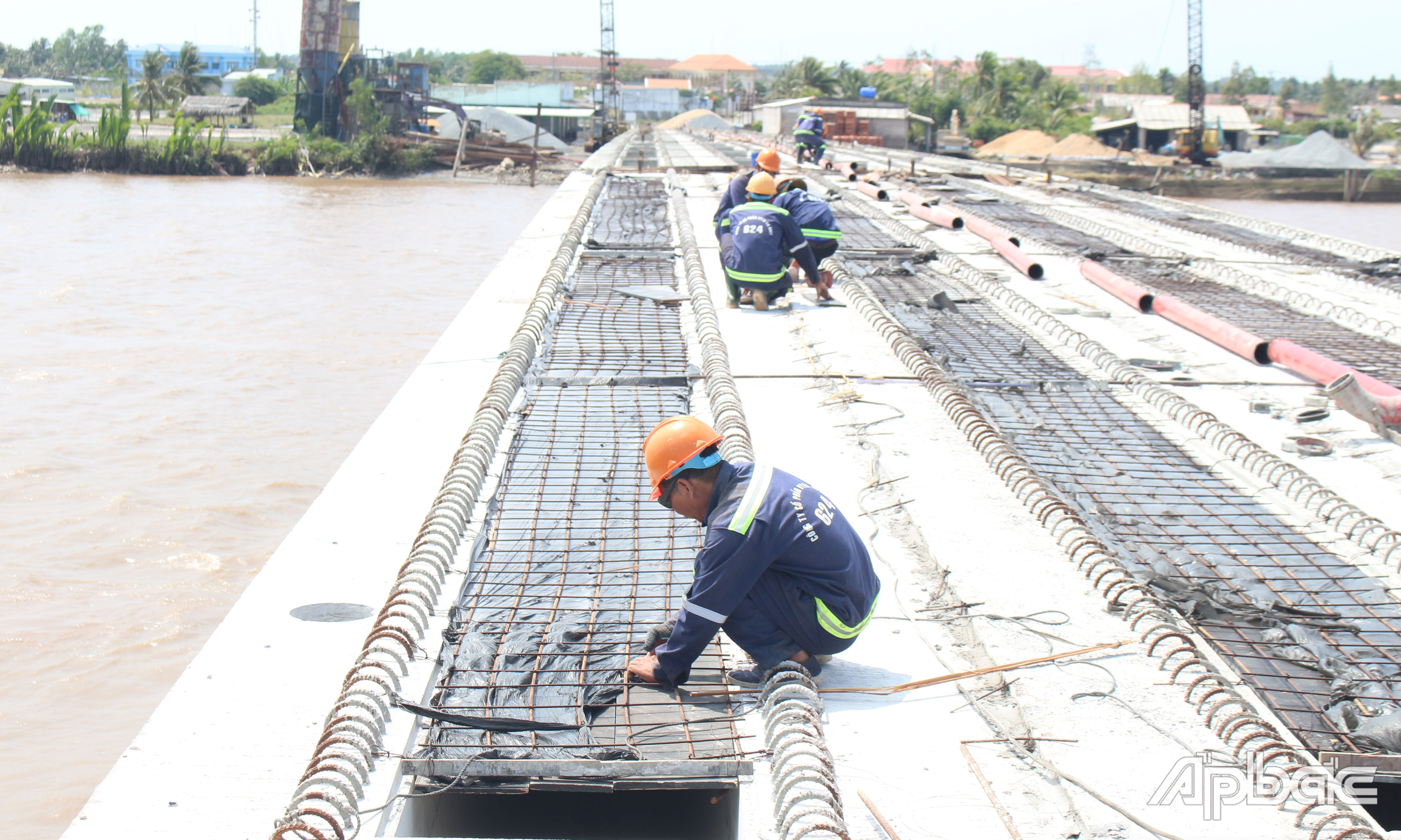 Thi công cầu Tân Thạnh.