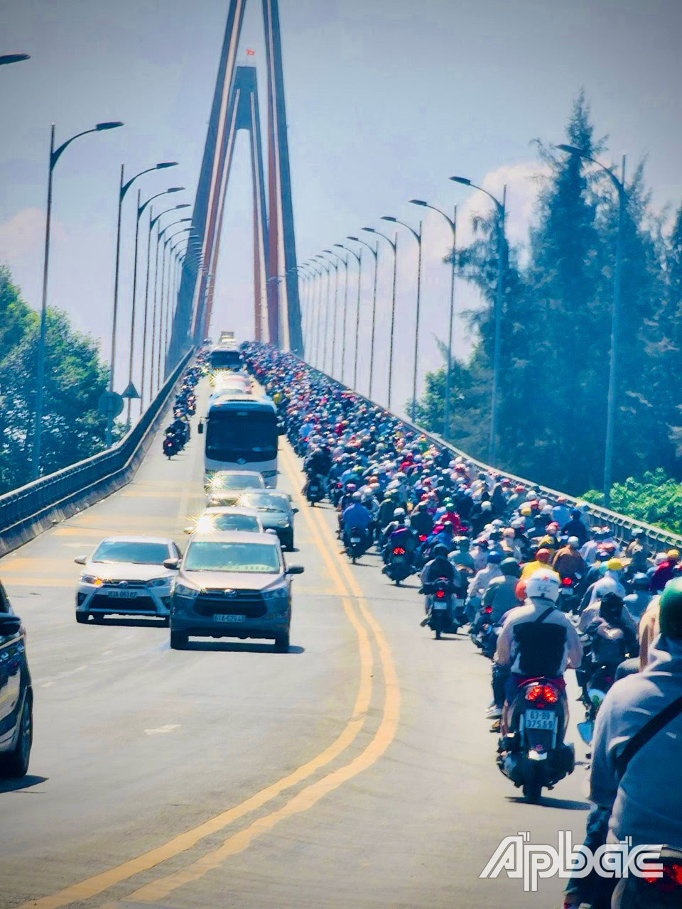 Dòng phương tiện qua cầu Rạch Miễu trong thời điểm Tết Nguyên đán 2024.