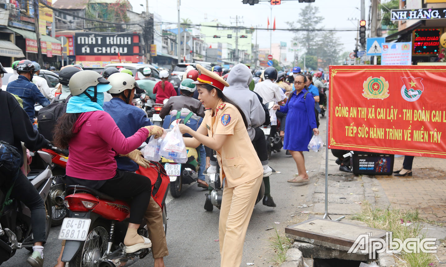 Lực lượng CSGT tiếp nước uống cho người dân về quê ăn tết.