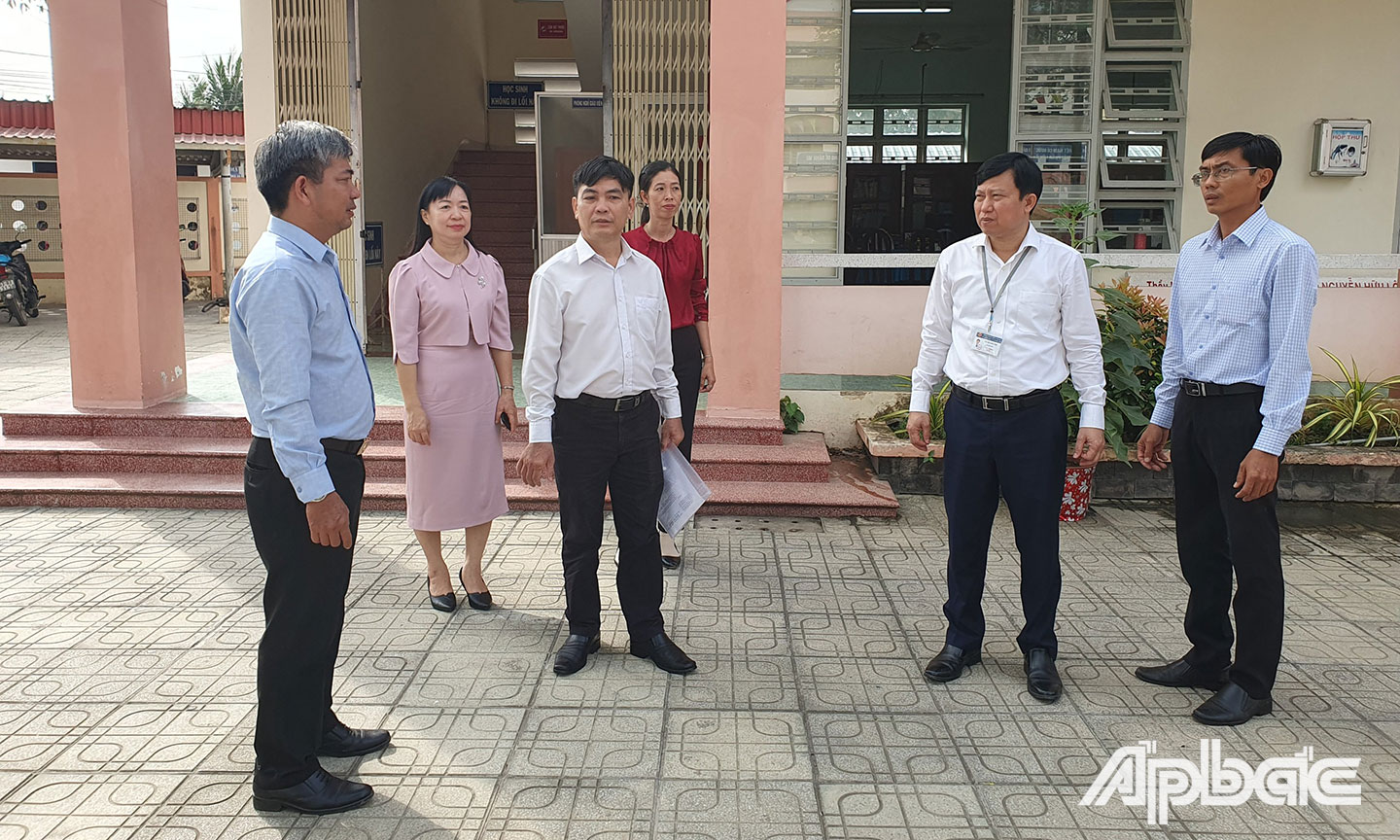 Đoàn công tác trao đổi với lãnh đạo Phòng GD- ĐT TP. Mỹ Tho và Trường THCS Phú Thạnh.