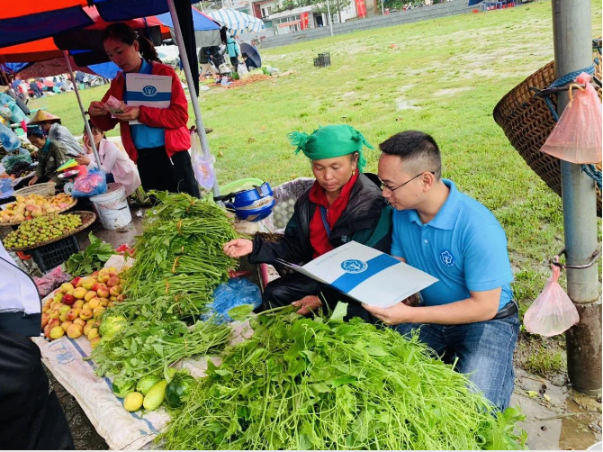 Cán bộ BHXH truyền thông về chính sách BHXH, BHYT đến người dân.