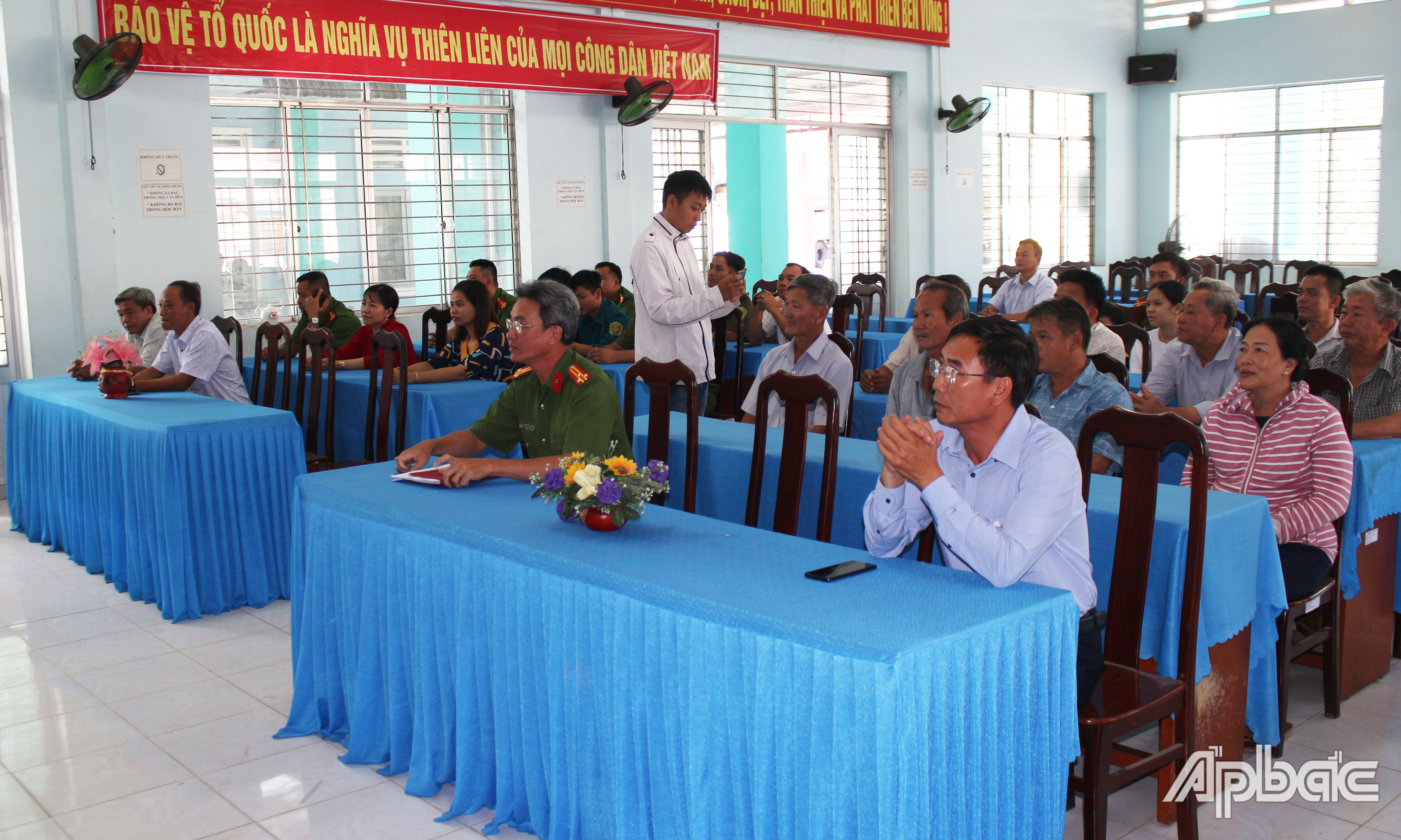 Quang cảnh Lễ công bố quyết định khen thưởng của UBND huyện Cái Bè.