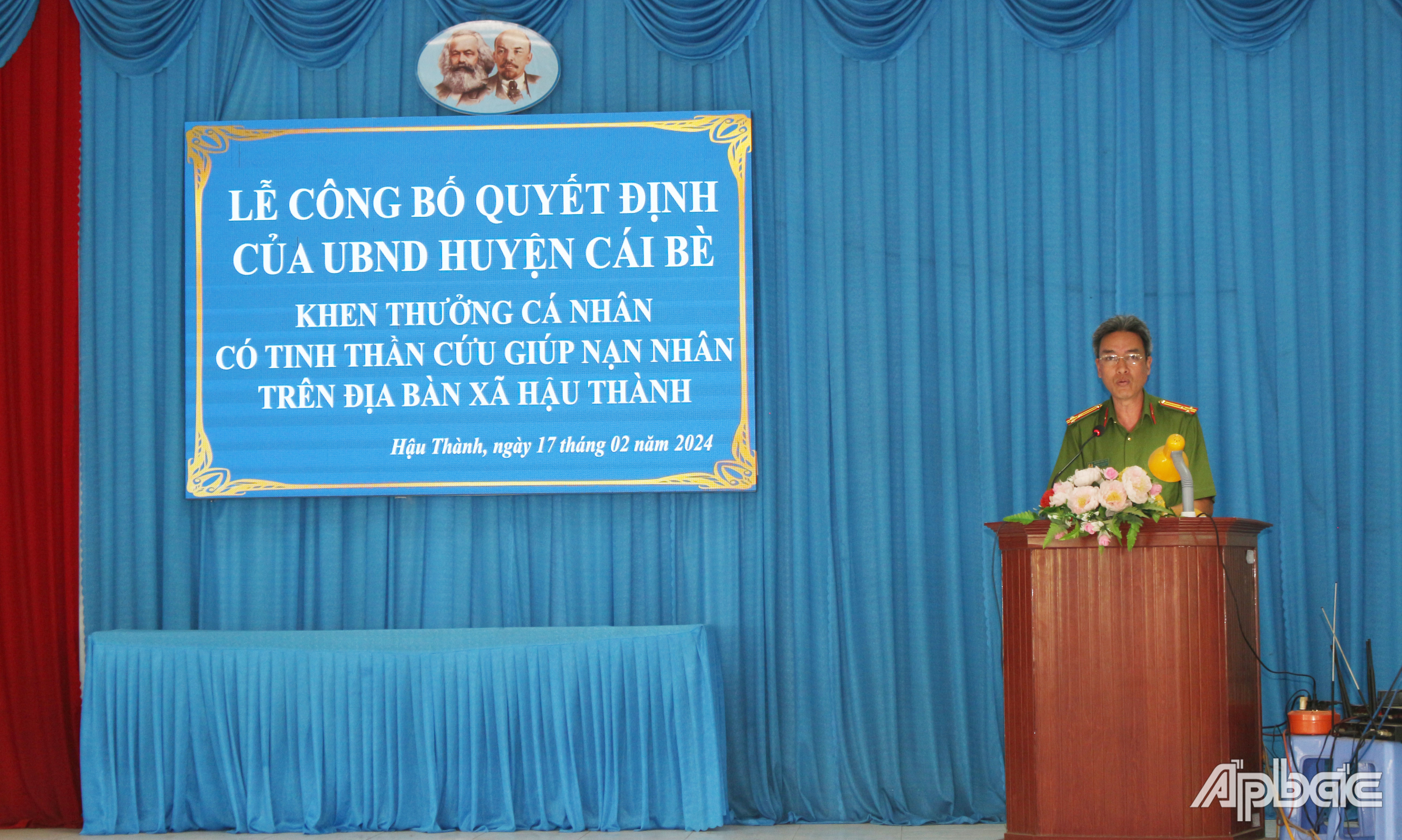 Thượng tá Nguyễn Hồng Sơn báo cáo kết quả điều tra vụ cháu bé bị ném xuống sông.
