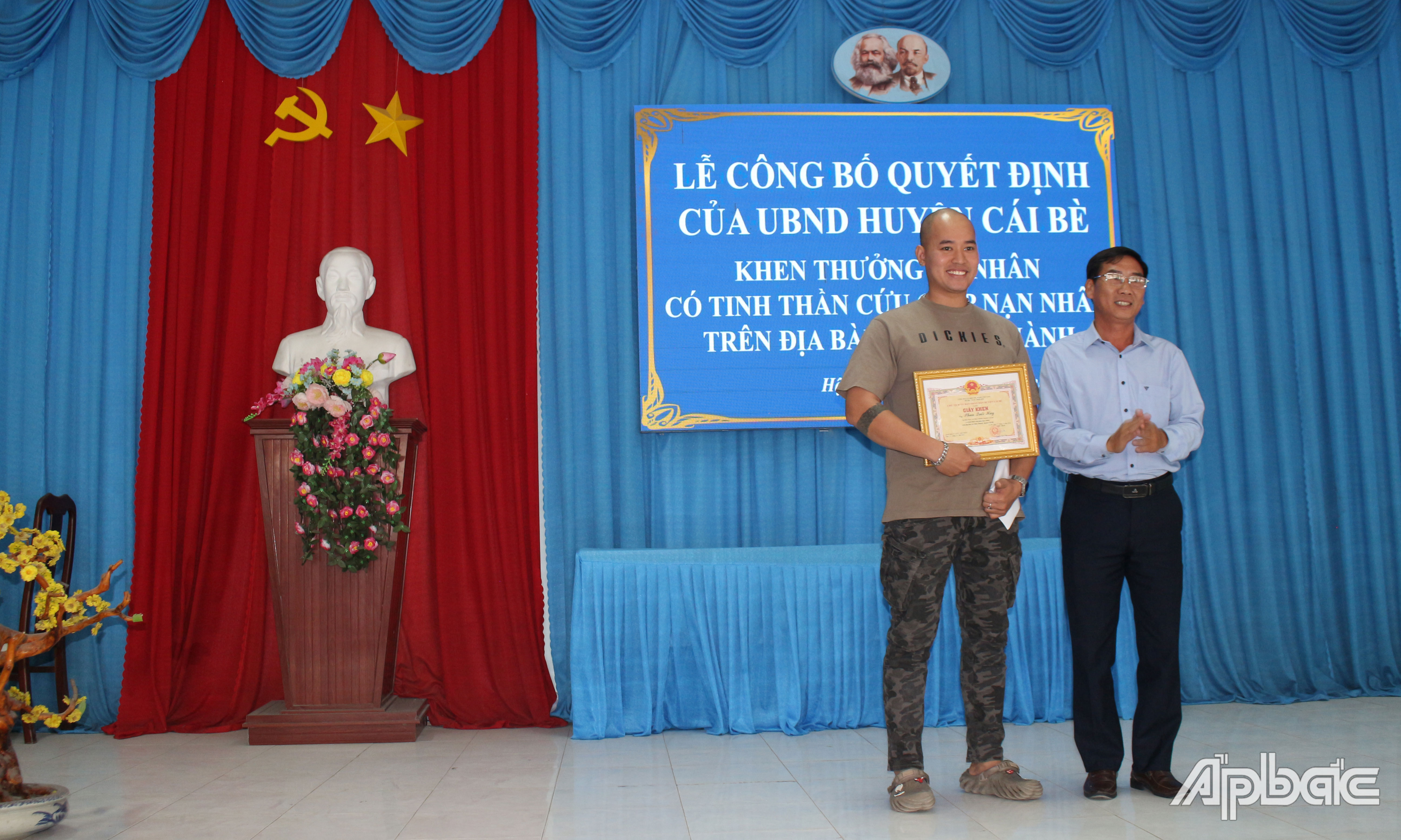 Phó Chủ tịch UBND huyện Cái Bè Phan Thanh Sơn trao Giấy khen cho anh Phan Quốc Huy.