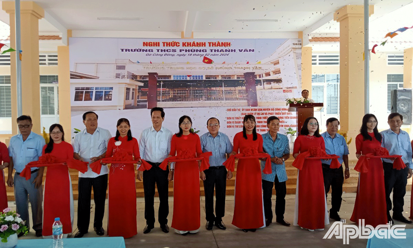 Thực-hiện-nghi-thức-cắt-băng-khánh-thành-Trường-Trung-học-cơ-sở-Phùng-Thanh-Vân,-xã-Tân-Phước