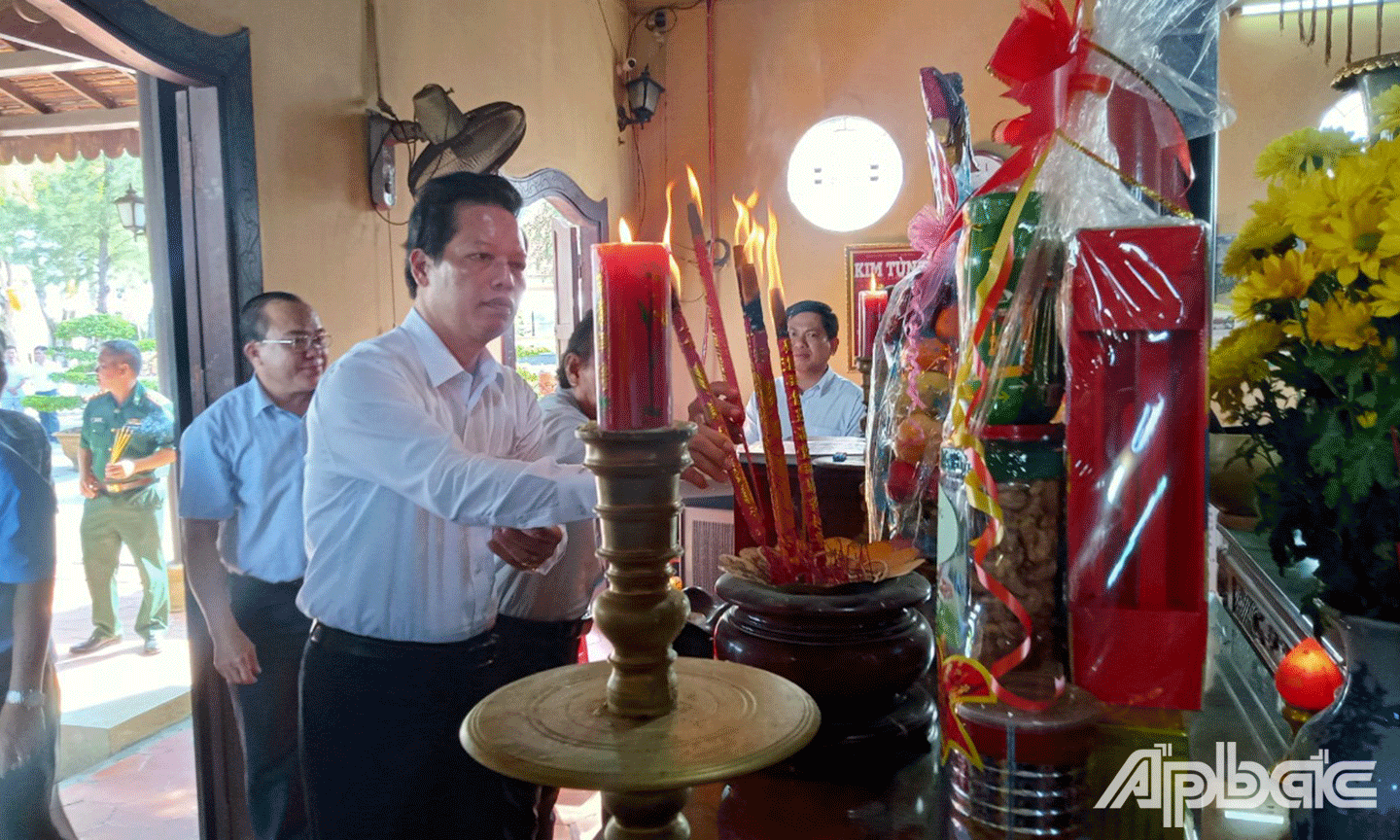 Tưởng niệm tại Đền thờ Anh hùng Dân tộc Trương Định 
