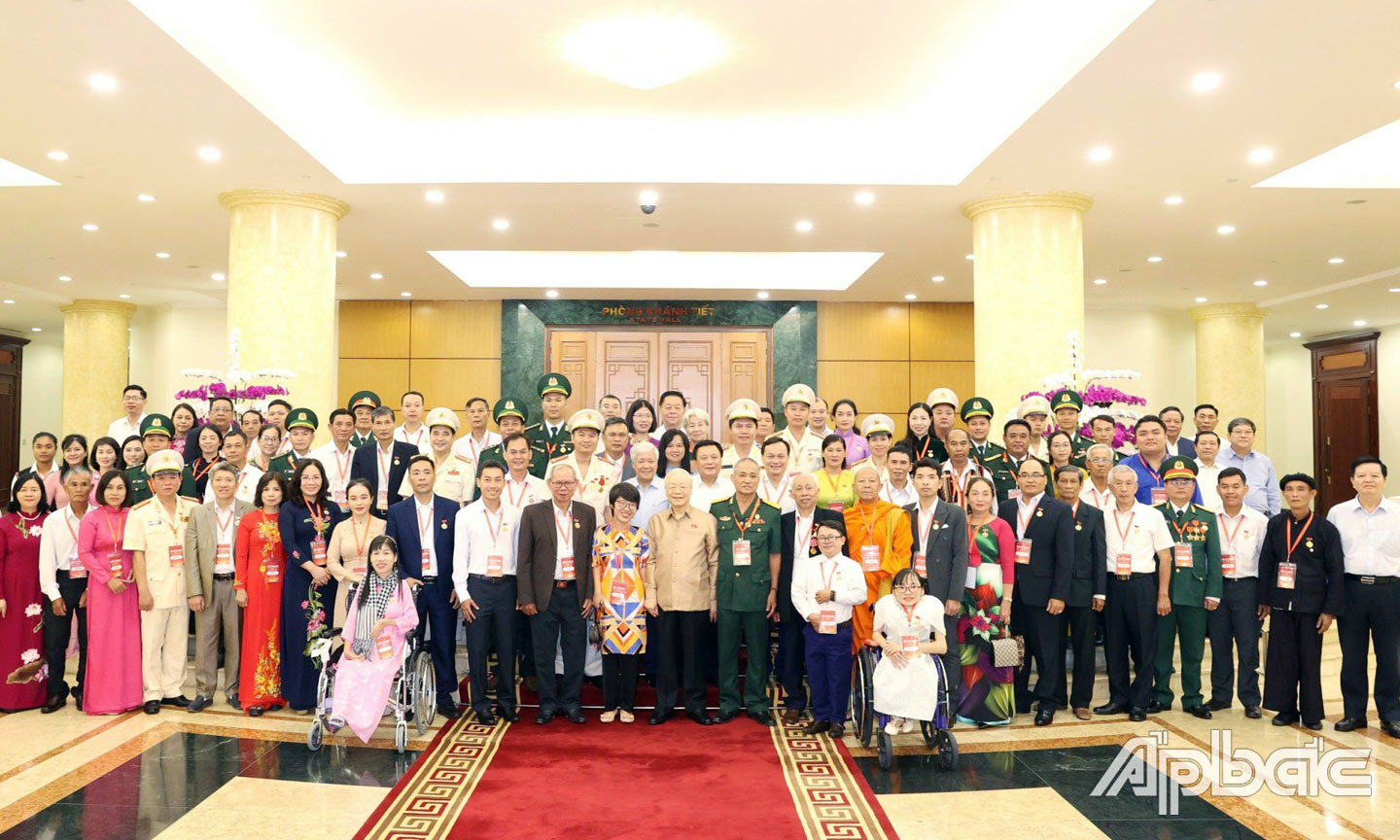 Tổng Bí thư Nguyễn Phú Trọng gặp mặt thân mật Đoàn đại biểu điển hình tiêu biểu toàn quốc trong việc học tập và làm theo tư tưởng, đạo đức, phong cách Hồ Chí Minh năm 2023, đồng chí Phạm Văn Bé đứng hàng thứ nhất thứ 6 từ phải qua.