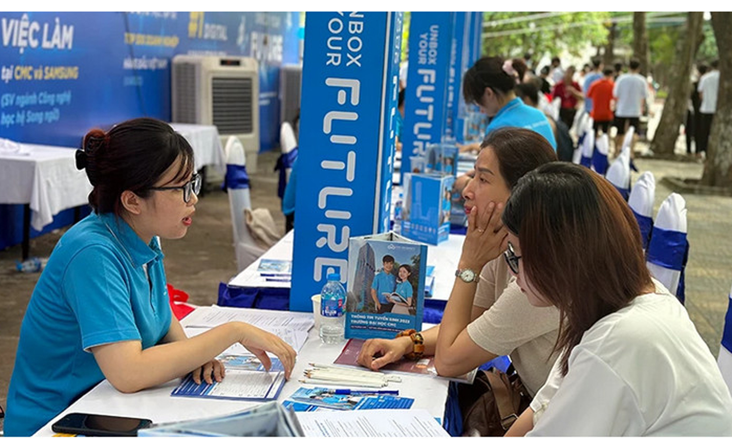 Hoạt động tư vấn tuyển sinh của Trường đại học CMC. (Ảnh THÚY QUỲNH)