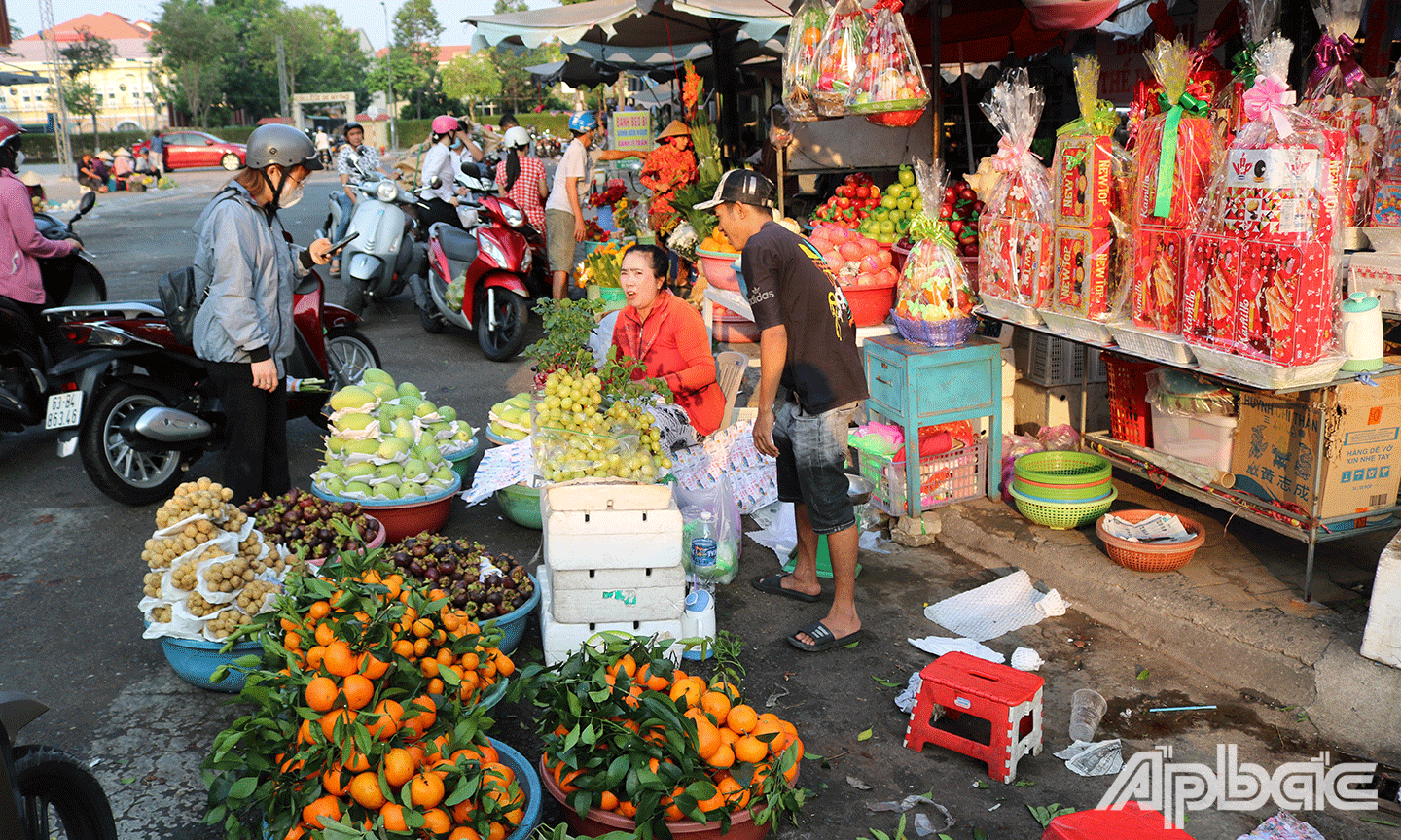 Khách hàng mua trái cây, hoa tươi ngày vía Thần tài