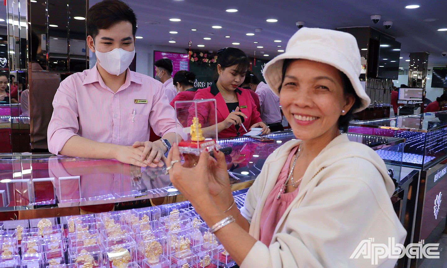 Khách hàng mua sắm vàng “lấy vía” đầu năm.