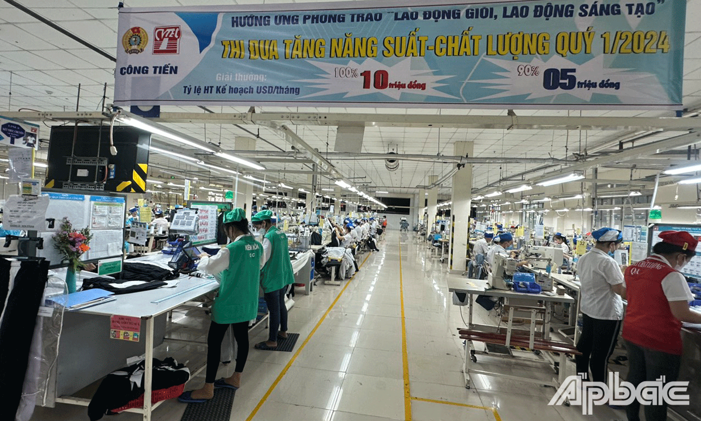 Công nhân Công ty CP May Công Tiến (TX. Gò Công) tích cực làm việc trong những ngày đầu năm mới