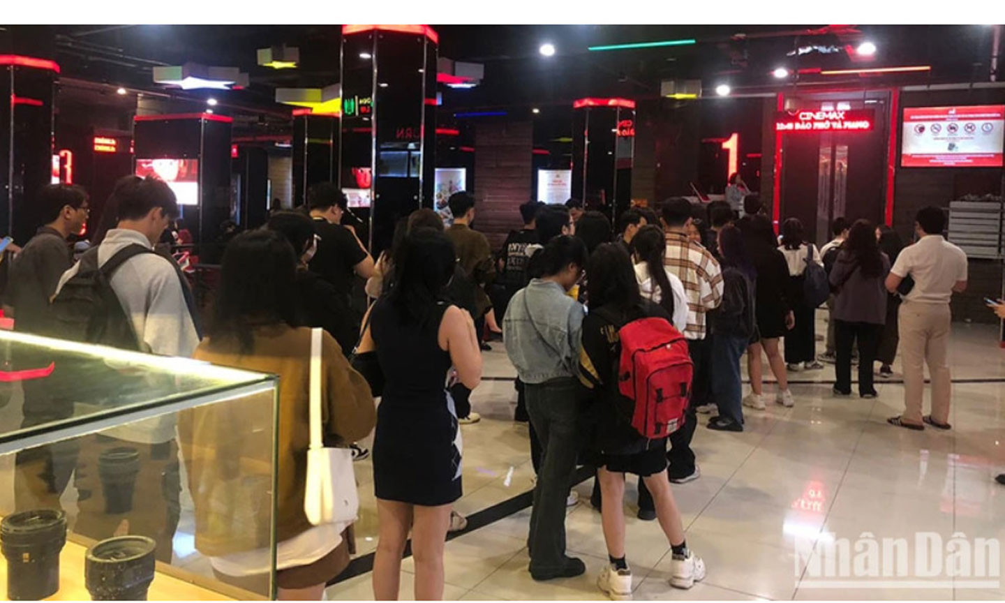Khán giả đợi xem “Đào, Phở và Piano”.