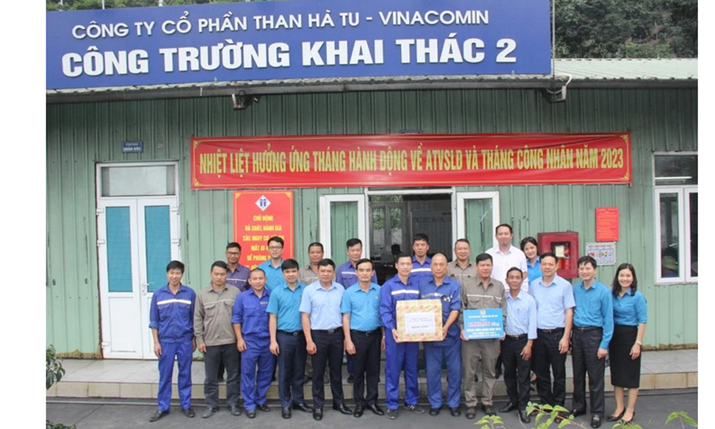 Công đoàn Than-Khoáng sản Việt Nam xuống tận khai trường thăm hỏi, tặng quà công nhân lao động nhân Tháng Công nhân 2023.